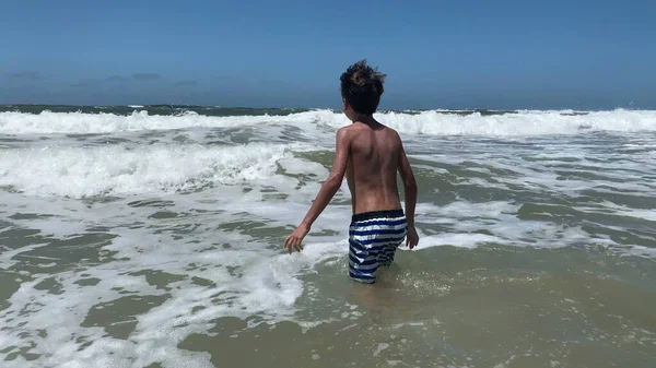 Παιδί Που Μπαίνει Στα Νερά Της Παραλίας Μικρό Αγόρι Παίζει — Φωτογραφία Αρχείου