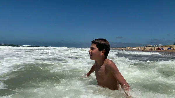 Niño Jugando Con Olas Playa Sumergiéndose Agua Mar —  Fotos de Stock