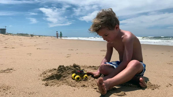 Mały Chłopiec Bawiący Się Zamku Przy Plaży Piaskiem — Zdjęcie stockowe