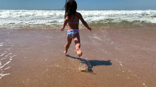 小女孩在海滩边奔跑 — 图库照片