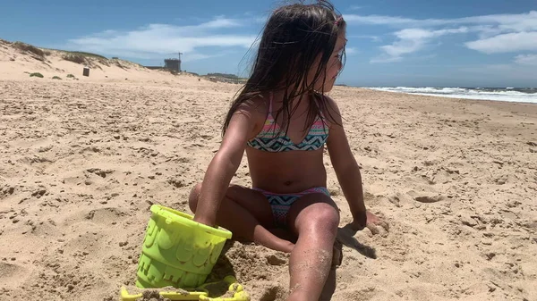 Little Girl Playing Beach Sand Bucket — 图库照片
