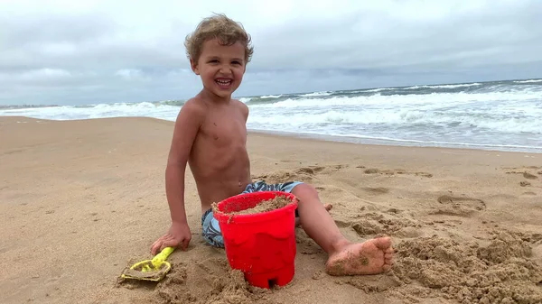 Menino Criança Rindo Praia Criança Sorrindo Praia Sentindo Feliz — Fotografia de Stock