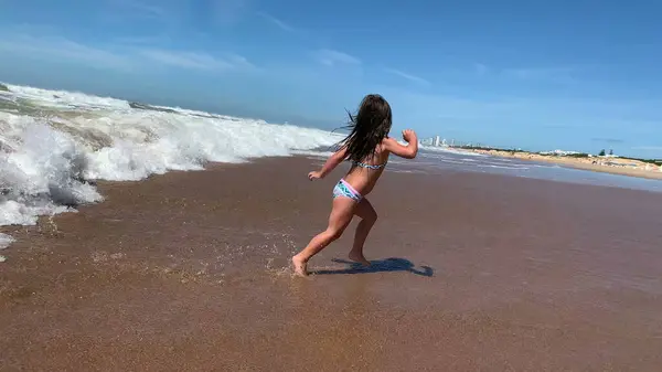 Κοριτσάκι Που Τρέχει Στην Παραλία — Φωτογραφία Αρχείου