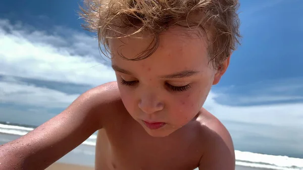 Unge Guttebarn Som Leker Med Sand Stranden – stockfoto