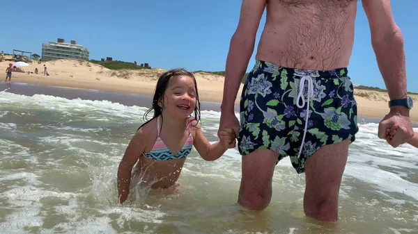 Een Klein Meisje Het Strand Dat Speelt Met Golven Die — Stockfoto