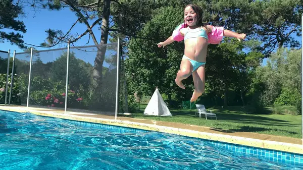 Bambina Che Salta Nell Acqua Della Piscina — Foto Stock