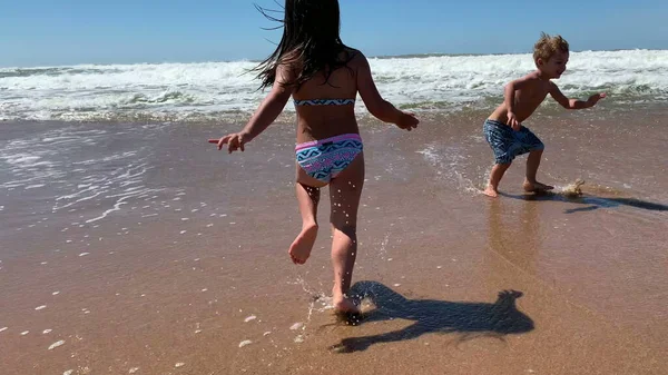 Mała Dziewczynka Dziecko Działa Brzegu Plaży — Zdjęcie stockowe