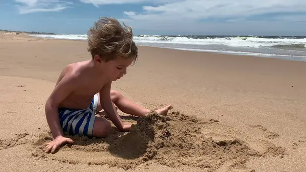 Malý Chlapec Hraje Pískem Pláži Letních Prázdninách — Stock fotografie
