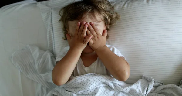 Симпатична Дитина Лежить Ліжку Покриваючи Обличчя Руками Чарівний Малюк Грає — стокове фото