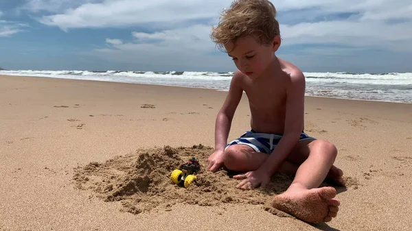 Menino Brincando Castelo Construção Praia Com Areia Costa Mar — Fotografia de Stock