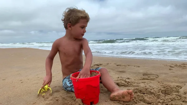 Menino Praia Criança Brincando Com Balde Recolhendo Areia — Fotografia de Stock