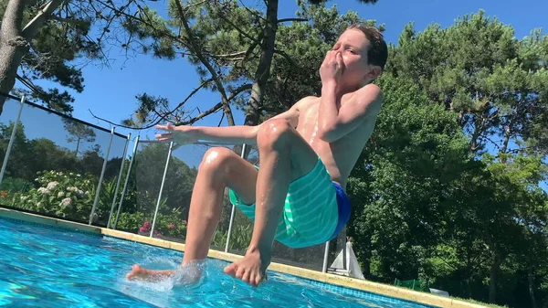 Νεαρό Αγόρι Τρέχει Και Πηδά Στο Νερό Της Πισίνας — Φωτογραφία Αρχείου