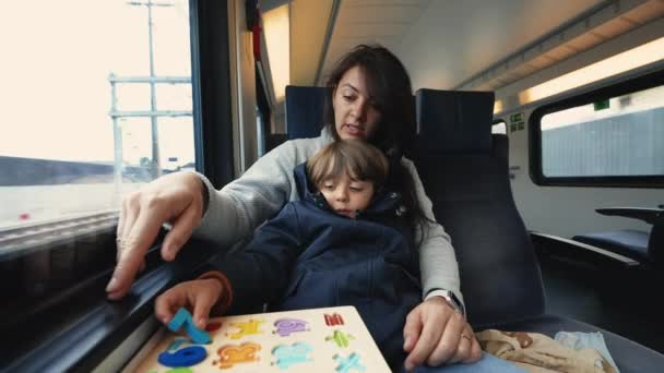 Anne Çocuk Hızlı Trenle Seyahat Ediyor Zaman Geçirmek Için Okul — Stok video