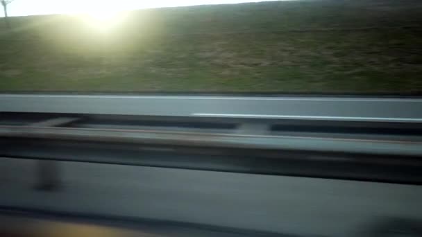 Otobanda Hareket Halindeyken Güneş Işığı Parlarken Yol Üzerinde Yolculuk Konsepti — Stok video