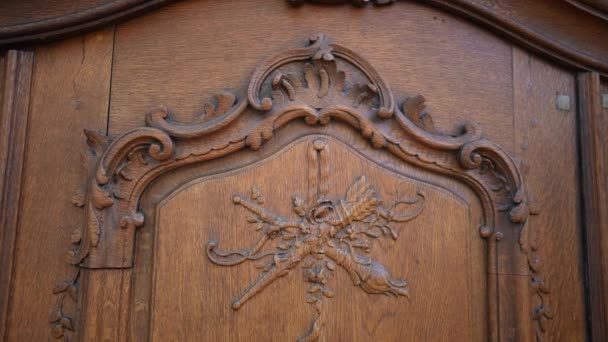 Tradycyjne Drzwi Artystyczne Szczegółowy Kwiat Ozdoby Wiekowym Drewnie Ręcznie Robione — Wideo stockowe
