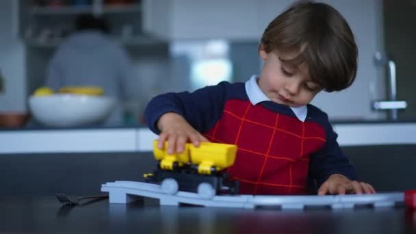 Liten Pojke Leker Med Leksaken Hemma Fantastiskt Barnlek Med Gul — Stockvideo