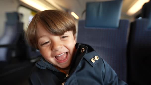 Feliz Niño Riendo Sonriendo Mientras Viaja Tren Cara Retrato Primer — Vídeos de Stock
