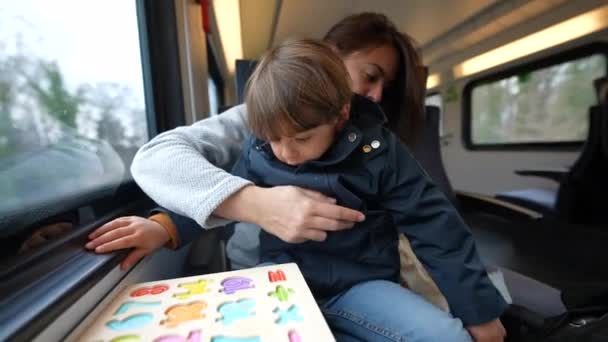 Anne Oğlunu Her Gün Trenle Seyahat Ederken Kucağında Tutuyor Ebeveynler — Stok video