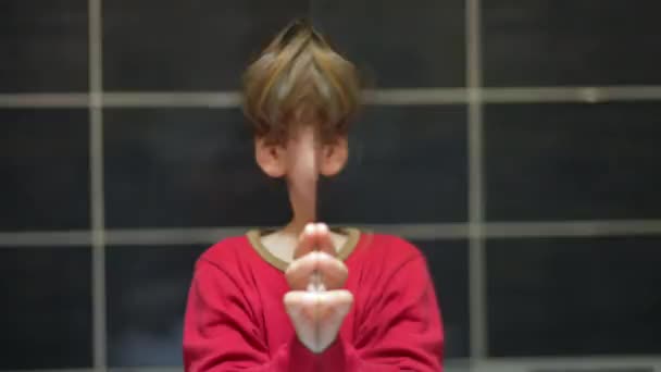 Rolig Ung Pojke Duplikat Ansikte Framför Badrumsspegeln Reflektion Närbild Glad — Stockvideo