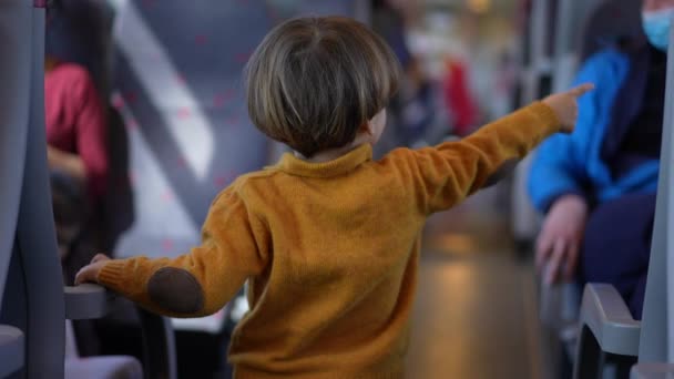 Dziecko Wskazujące Palcem Wewnątrz Transportu Pociągów Mały Chłopiec Koncepcja Edukacji — Wideo stockowe