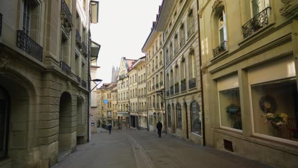 瑞士弗里堡 Fribourg 2022年3月 传统弗里堡瑞士小镇的古色古香街景 风景秀丽 — 图库视频影像
