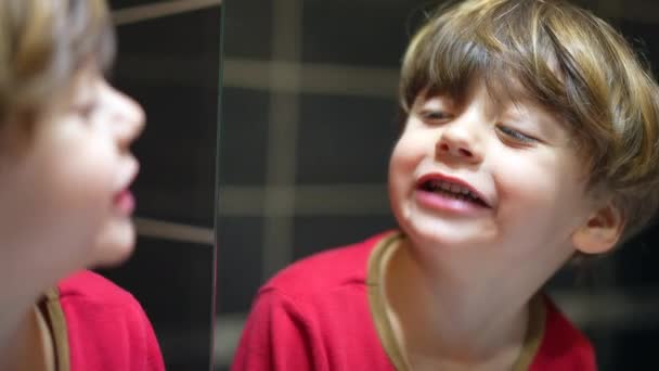 Dziecko Gapi Się Lustro Łazience Sprawdza Usta Zęby Mały Chłopiec — Wideo stockowe