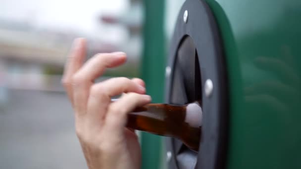 Recykling Szklanych Butelek Automacie Dozowania Wkładanie Butelki Rąk Osoby — Wideo stockowe