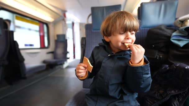 Svačinka Máslem Sedící Vlaku Jeden Kavkazský Malý Chlapec Těší Cookie — Stock video