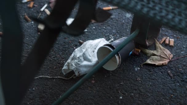 Trash Stad Door Park Bank Bekerafval Gezichtsmasker Grond Met Sigarettenknoppen — Stockvideo