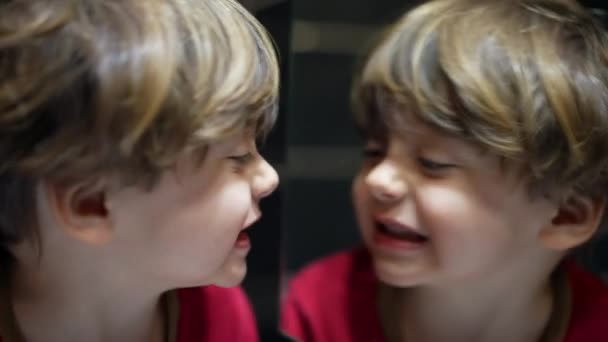 Ευτυχισμένο Παιδί Κοιτάζει Την Αντανάκλασή Του Μπροστά Στον Καθρέφτη Του — Αρχείο Βίντεο