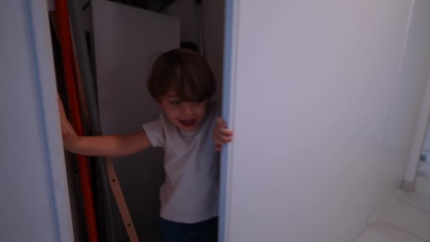 Dziecko Podglądające Zza Szafy Bawiące Się Chowanego Jeden Mały Chłopiec — Wideo stockowe