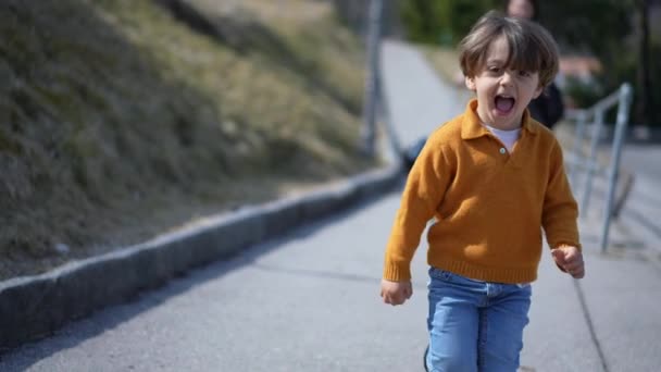 Sarı Kazaklı Neşeli Çocuğun Yakın Çekimi Sonbaharda Koşuya Çıkan Neşeli — Stok video