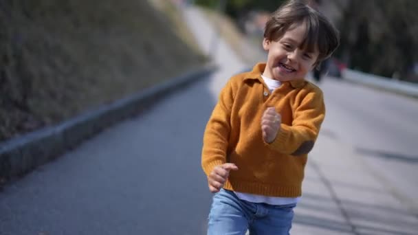 Μπροστά Όψη Χαρούμενη Παιδί Τρέχει Προς Εμπρός Προς Την Κάμερα — Αρχείο Βίντεο