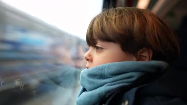 Chlapec Který Opírá Okno Vlaku Dívá Krajinu Projíždějící Vysokou Rychlostí — Stock video