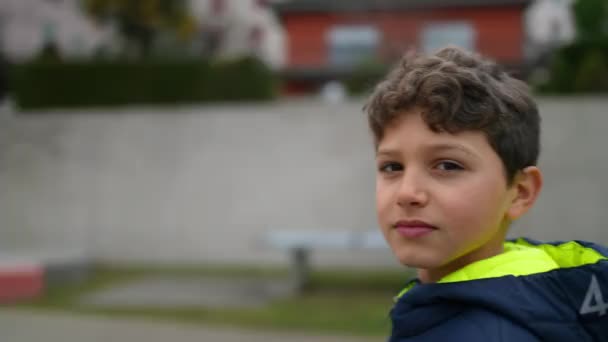 Portret Van Een Serieuze Jongen Die Buiten Staat Naar Camera — Stockvideo