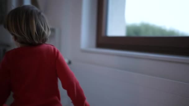 Oturma Odasında Koşan Küçük Çocuk Aktif Çocuk Koşucusu Eğleniyor Kameradan — Stok video