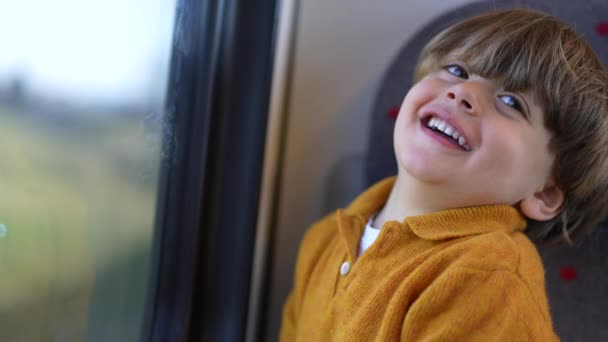 Jeden Šťastný Malý Chlapec Cestující Dítě Vlaku Sedadlo Úsměvem Smíchem — Stock video