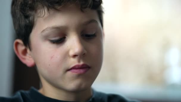 Gyerek Ebédel Miközben Töpreng Ötleten Elmélkedő Fiatal Fiú Álmodozik Ebédlőasztalnál — Stock videók