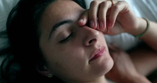 Tired Woman Waking Morning Close Face Looks Camera — Fotografia de Stock