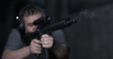 Adam yüksek hızda ağır çekimde bir saldırı düzenliyor ve ateş ediyor. 800 fp.