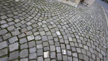 Avrupa kaldırımında yürüyen eski bir kaldırım taşı POV 'u.