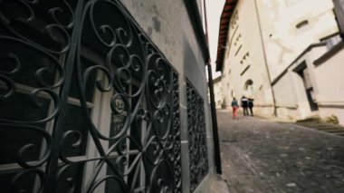 Klasik Koruma, Süsleme Demir Kapı Koruması Sokağa bakan Pencereler, Arka planda Dolaşan İnsanlar