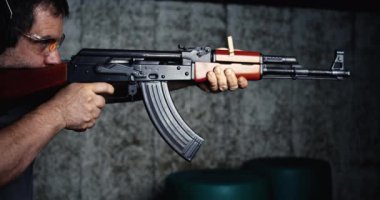 AK-47 Detaylı 800fps Klasik Kalaşnikof Hareketi Yavaş Çekim, Yüksek Hızda Yakın Çekim