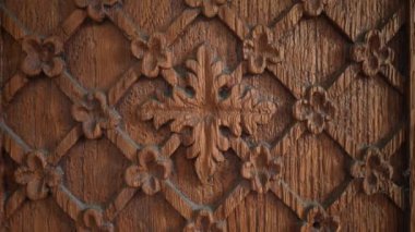 Geleneksel antik kapıdaki dekoratif ahşap desenler.