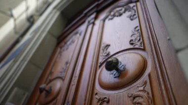 El yapımı Zarafet - Süslü Süslü Antika Ahşap Kapı. Ebedi Güzellik - Antik Geleneksel Kapı Kapısı Ahşap El Sanatı Gösterisi