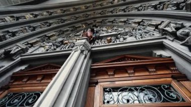 Fribourg, İsviçre Circa Mart 2022 - Dini Tapınak girişi, kiliseden çıkış, güzel bir süsleme ve süsleme Katolik süslemesi, dini anıt girişi