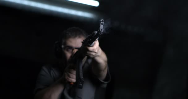 Muž Míří Střílí Zbraní Super Zpomaleném Filmu 800 Snímků Sekundu — Stock video
