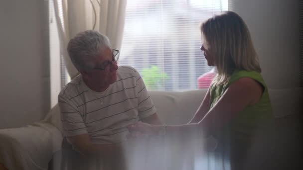Starší Muž Zápasí Potížemi Když Těžkých Časech Poslouchá Podporující Partnerka — Stock video