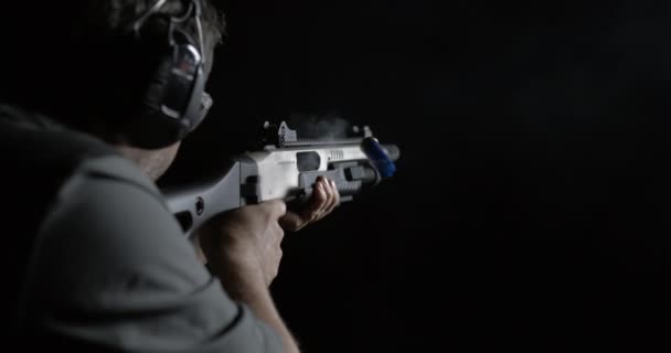 Człowiek Wystrzeliwuje Strzelbę Złapany 800Fps Super Slow Motion Szybka Strzelanina — Wideo stockowe