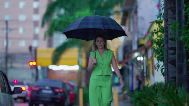 Offenes Weibchen Trotzt Dem Regen Spaziert Regnerischen Nachmittagen Mit Regenschirm — Stockvideo